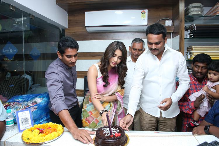 Nabha natesh Inaugurated Linen House at Nizampet