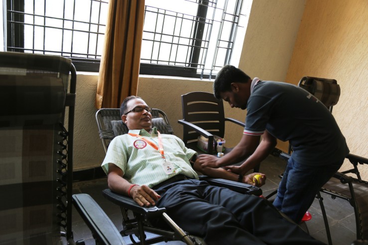 Mr.-Bharat-Bhooshan-donatiing-Blood.jpg