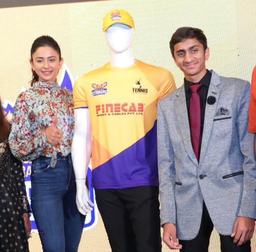 Rakul-Preet-and-Gaurav-Finecab-Hyderabad-Strikers-launching-the-Jersey.jpg