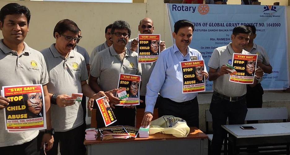 Rorary-CLub-members-with-Stay-Safe-Posters.jpg