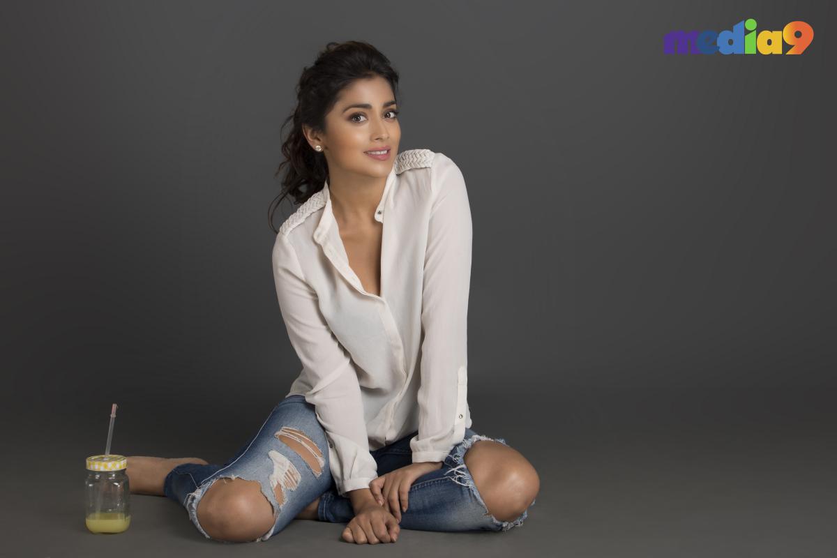 SHRIYA-SARAN-17.jpg