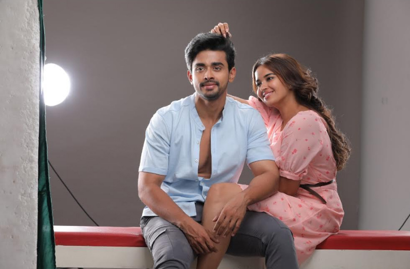 aakasa-veedhullo-movie-stills-2.jpg