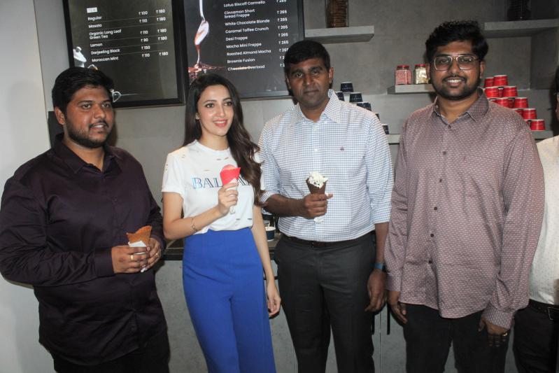 actress-neha-shetty-launches-dumont-coffee-meets-ice-creamery-store-in-kompally-2.jpg