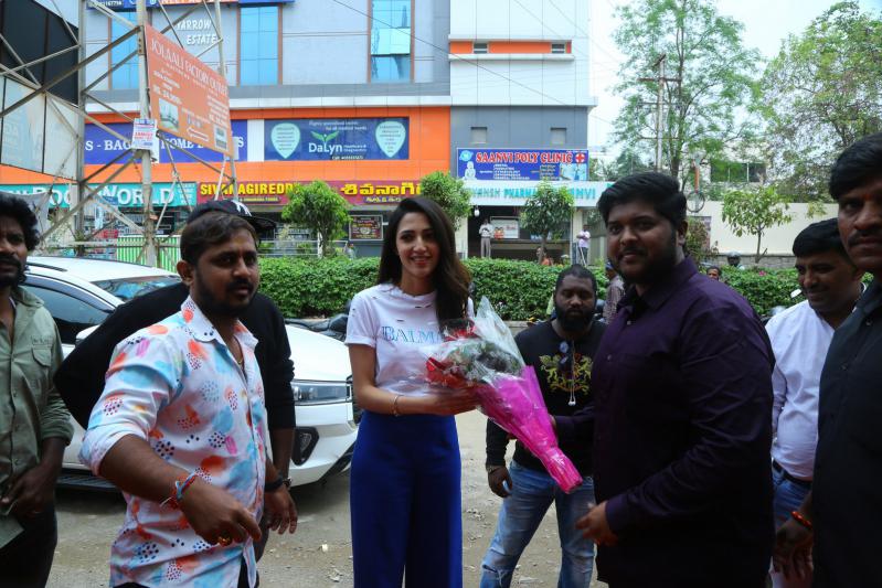 actress-neha-shetty-launches-dumont-coffee-meets-ice-creamery-store-in-kompally-9.jpg