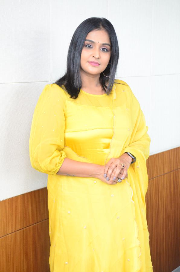 actress-ramya-nambeesan-stills-11.jpg