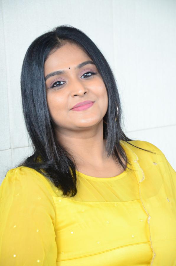 actress-ramya-nambeesan-stills-2.jpg