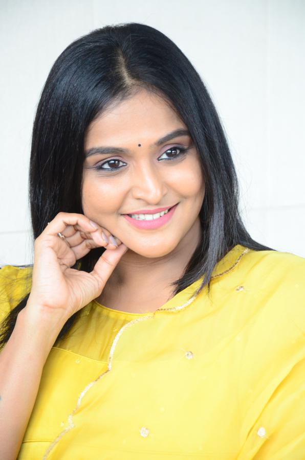 actress-ramya-nambeesan-stills-4.jpg