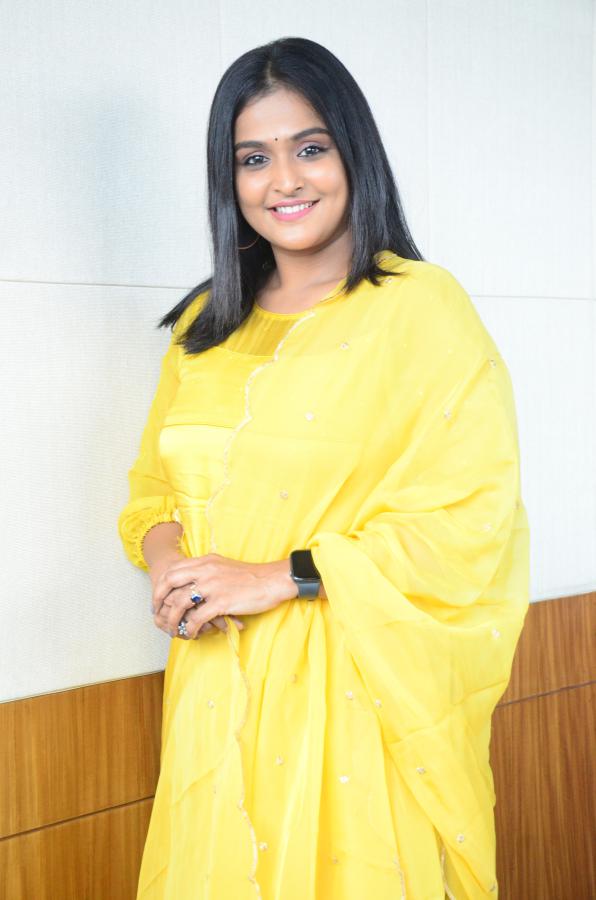 actress-ramya-nambeesan-stills-7.jpg