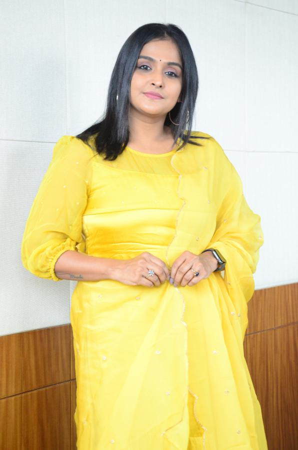 actress-ramya-nambeesan-stills-8.jpg