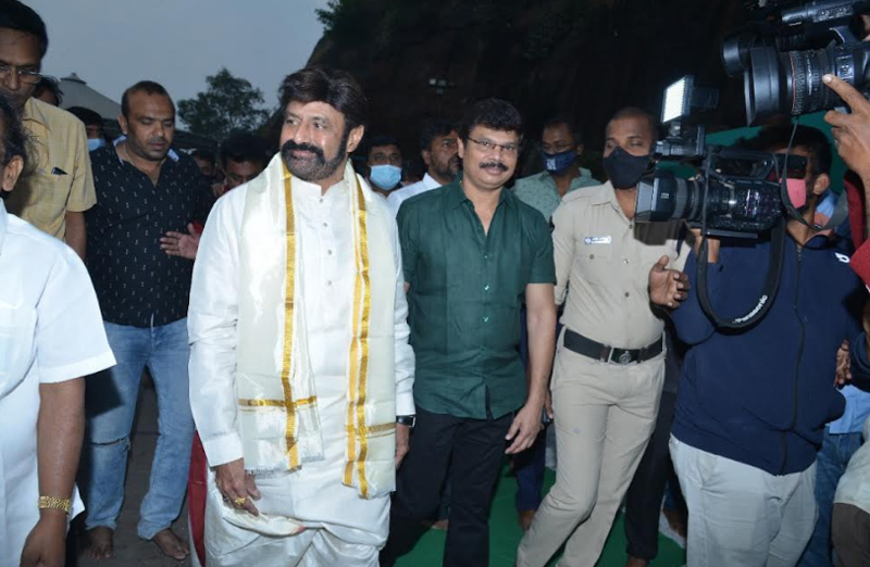 akhanda-team-visits-kanaka-durga-temple-2.jpg