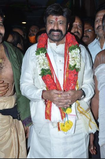 akhanda-team-visits-kanaka-durga-temple-4.jpg