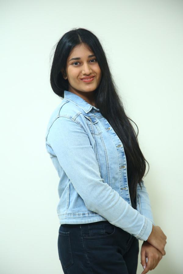 akhila-stills-12.jpg