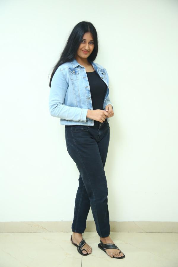 akhila-stills-15.jpg