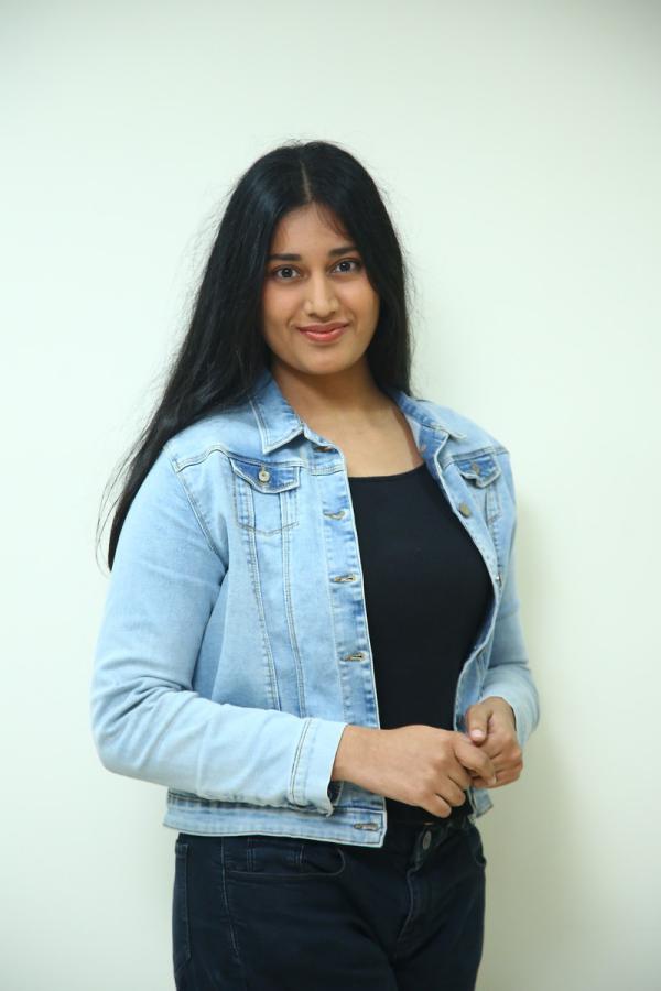 akhila-stills-2.jpg