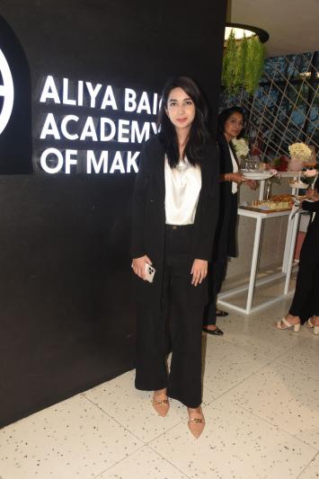 aliya-baig-academy-of-makeup-appoints-makeup-artist-mr-james-mac-inerney-8.jpg