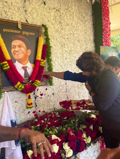 Allu Arjun Meets Puneeth Rajkumars Family