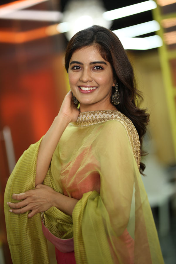 amritha-aiyer-stills-13.jpg