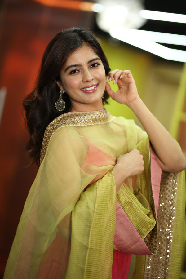 amritha-aiyer-stills-16.jpg