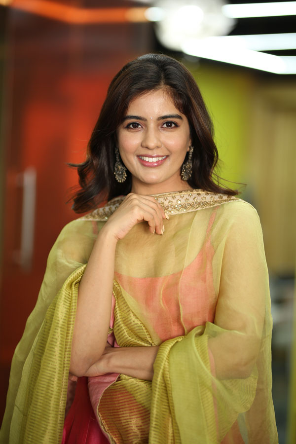 amritha-aiyer-stills-18.jpg