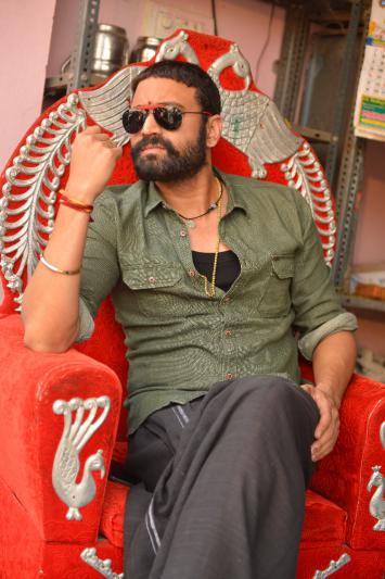 anaganaga-oka-rowdy-movie-stills-2.jpg