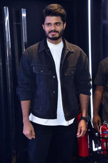 anand-deverakonda-stills-2-3.jpg