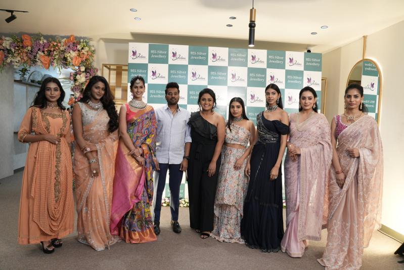 anasuya-bharadwaj-launch-neelias-exclusive-925-11.jpg