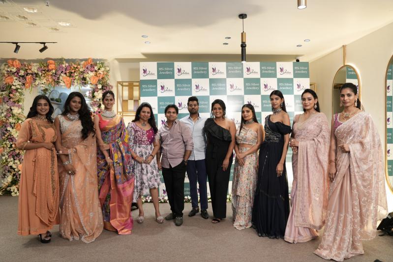 anasuya-bharadwaj-launch-neelias-exclusive-925-12.jpg