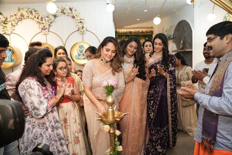 anasuya-bharadwaj-launch-neelias-exclusive-925-37.jpg