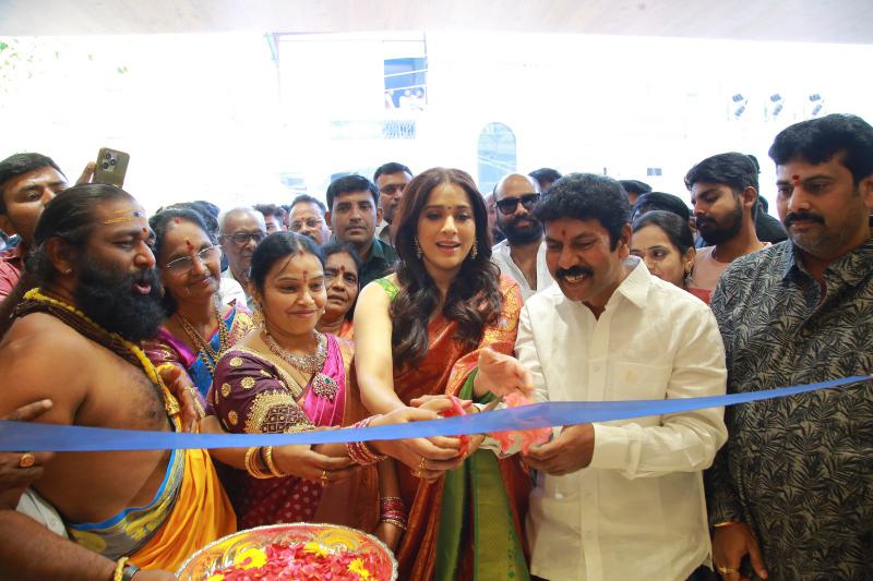 Anchor Rashmi Gautam Launches Siri Silks & Jewellery