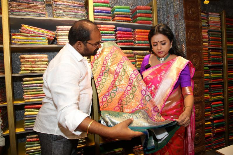 anchor-suma-inauguration-kancheepuram-haripriya-silks-11.jpg