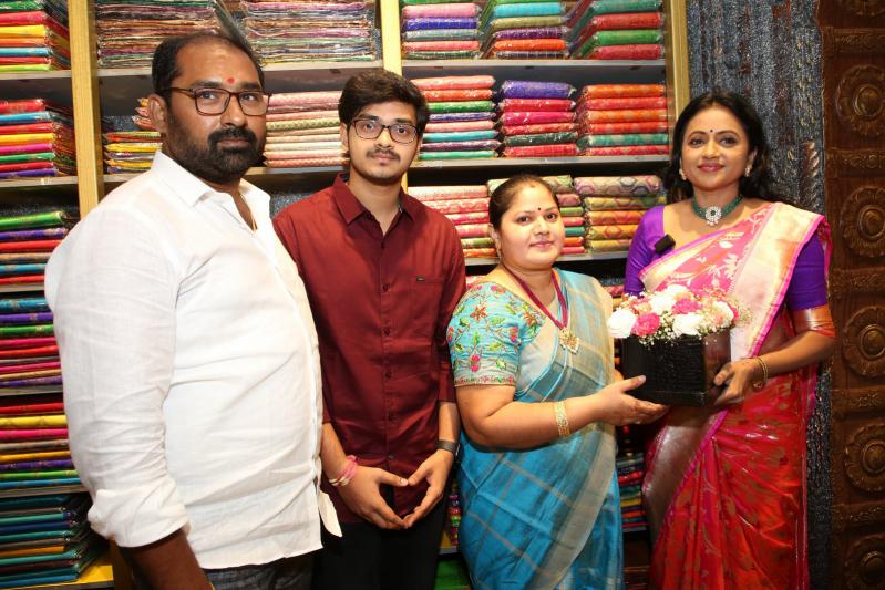 anchor-suma-inauguration-kancheepuram-haripriya-silks-12.jpg