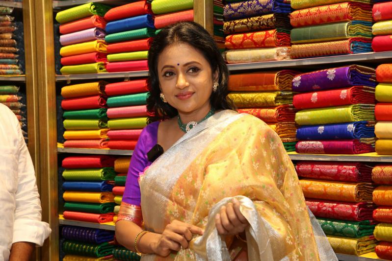 anchor-suma-inauguration-kancheepuram-haripriya-silks-13.jpg