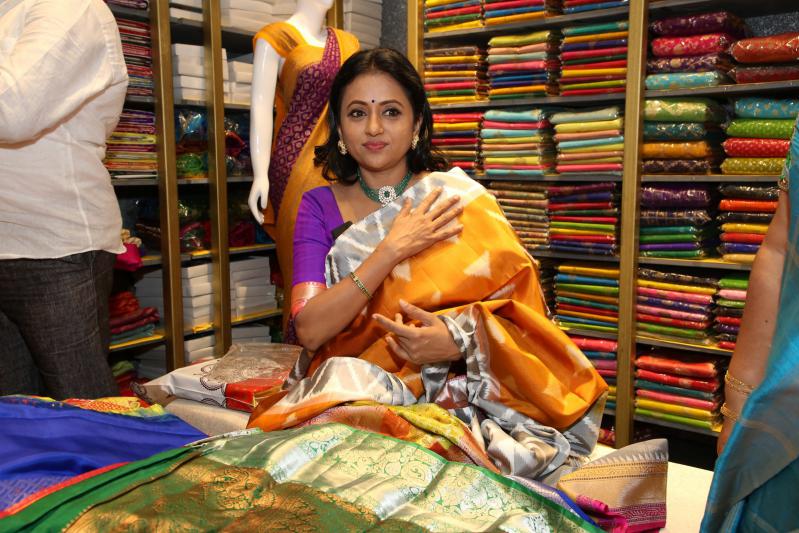 anchor-suma-inauguration-kancheepuram-haripriya-silks-15.jpg