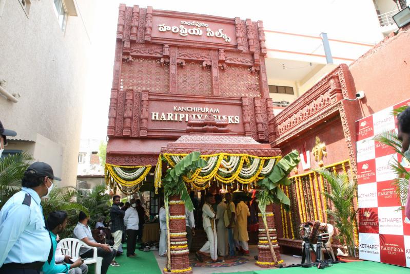 anchor-suma-inauguration-kancheepuram-haripriya-silks-16.jpg