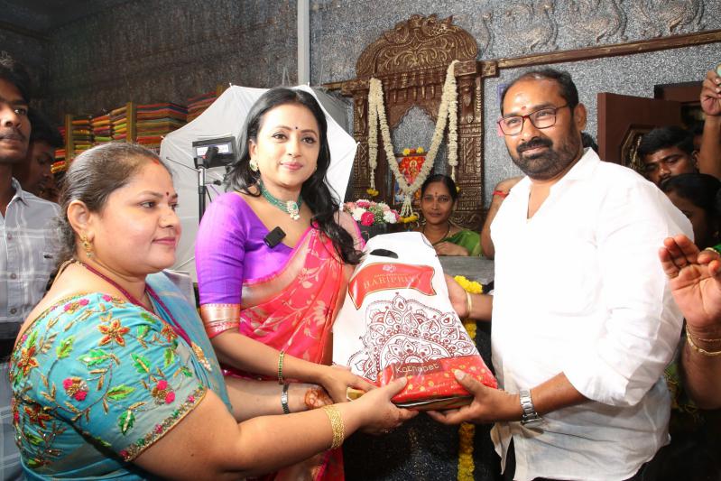 anchor-suma-inauguration-kancheepuram-haripriya-silks-20.jpg
