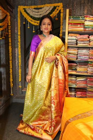 anchor-suma-inauguration-kancheepuram-haripriya-silks-5.jpg