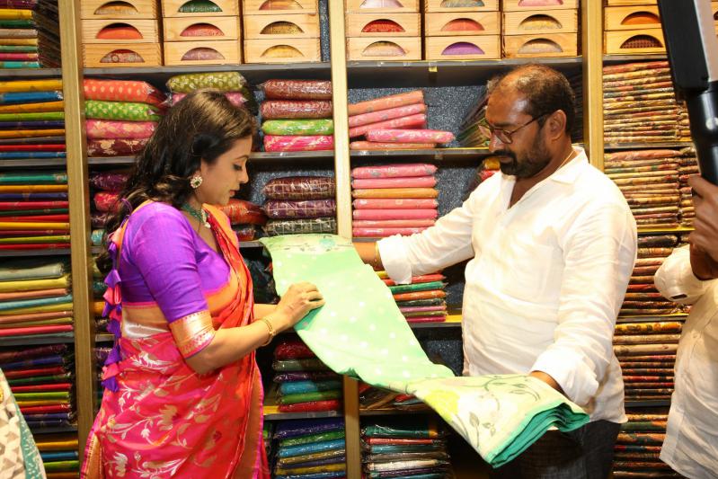 anchor-suma-inauguration-kancheepuram-haripriya-silks-8.jpg