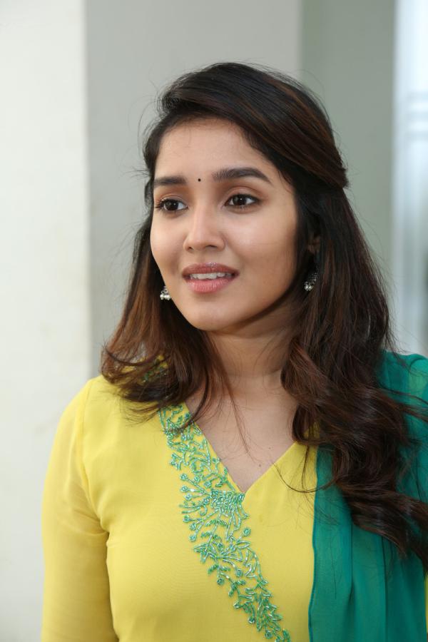 Anika Surendran Stills