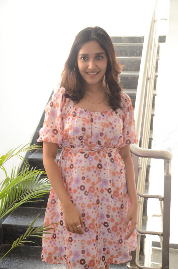 anika-surendran-stills-4-8.jpg