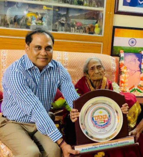 anjaiah-chowdary-lavu-felicitates-pingali-venkayyas-daughter-sitamahalakshmi-1.jpg
