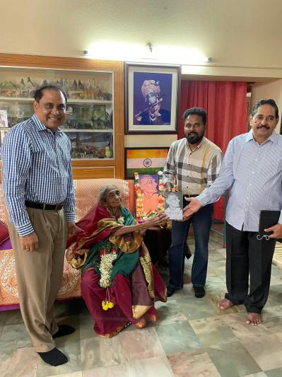 anjaiah-chowdary-lavu-felicitates-pingali-venkayyas-daughter-sitamahalakshmi-2.jpg