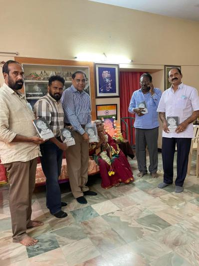 anjaiah-chowdary-lavu-felicitates-pingali-venkayyas-daughter-sitamahalakshmi-4.jpg