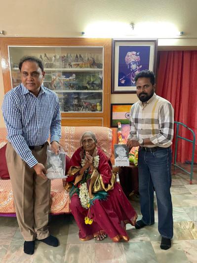 anjaiah-chowdary-lavu-felicitates-pingali-venkayyas-daughter-sitamahalakshmi-6.jpg