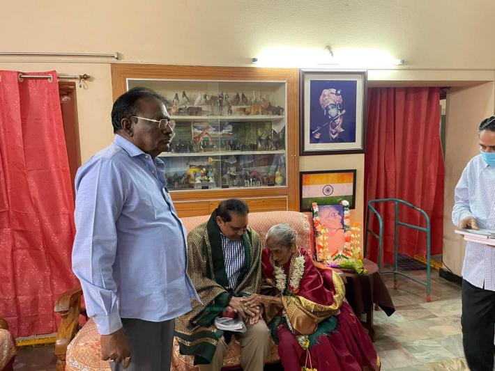 anjaiah-chowdary-lavu-felicitates-pingali-venkayyas-daughter-sitamahalakshmi-9.jpg
