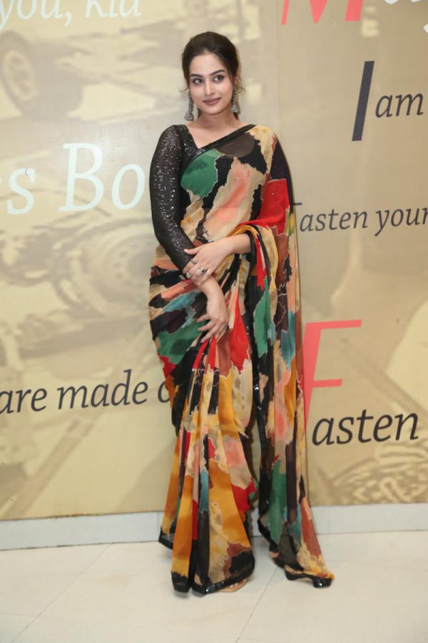ayesha-khan-stills-17.jpg