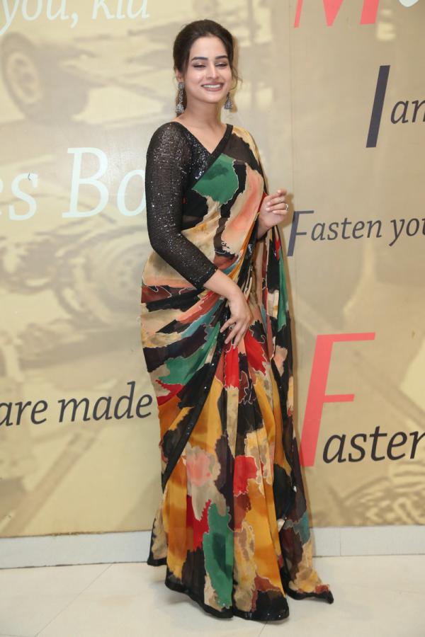 ayesha-khan-stills-19.jpg