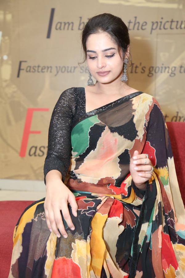 ayesha-khan-stills-3.jpg