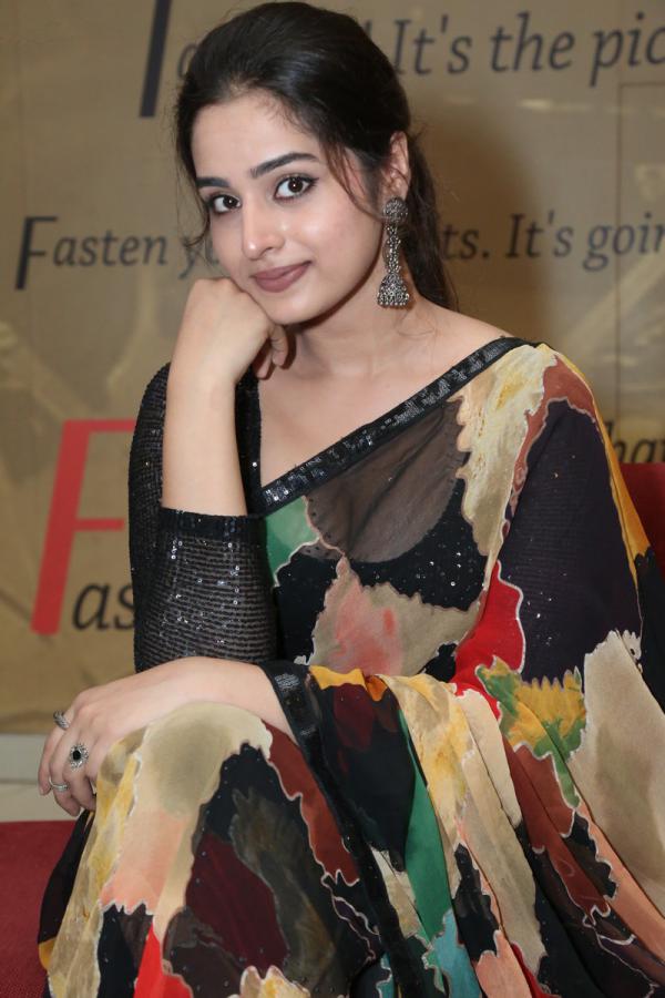 ayesha-khan-stills-4.jpg