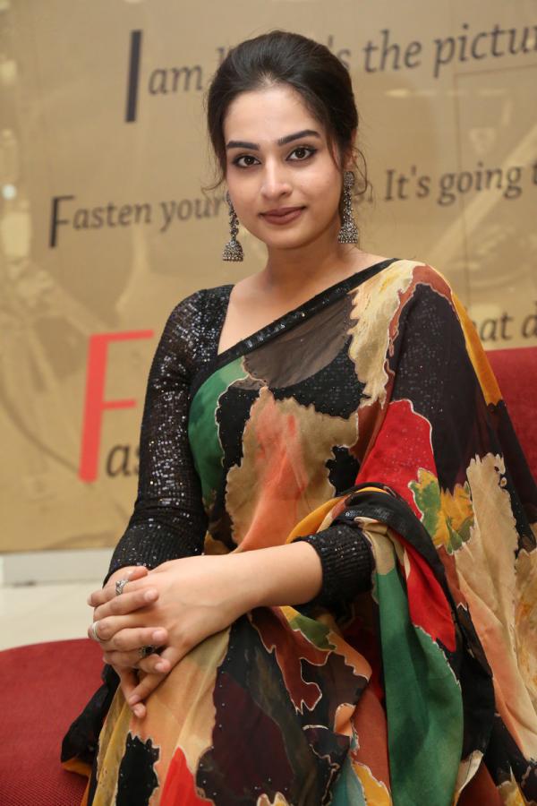 ayesha-khan-stills-8.jpg