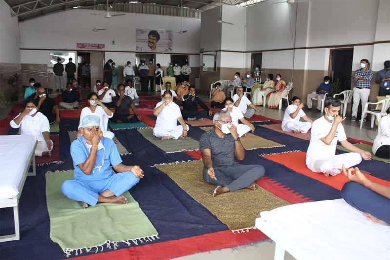balakrishna-celebrates-7th-international-day-of-yoga-2.jpg